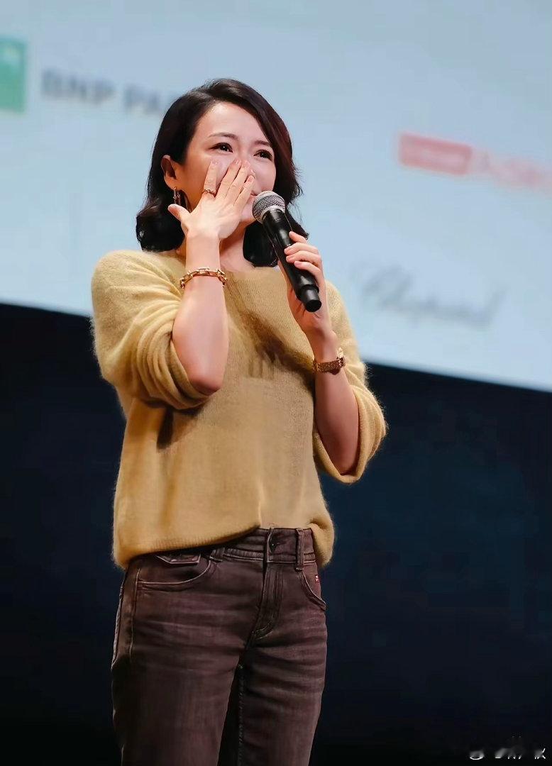 章子怡国外领奖，没礼服、没高跟鞋，气场依旧无敌 ​​​