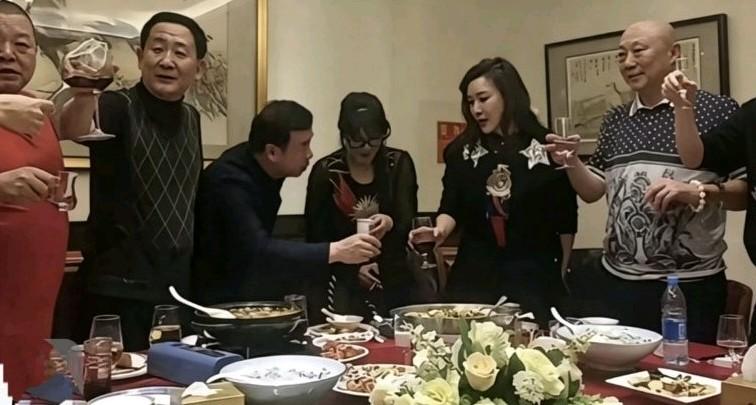 一桌京圈老友，臧天朔梁天同席。杯酒之间，是老北京的江湖与岁月。