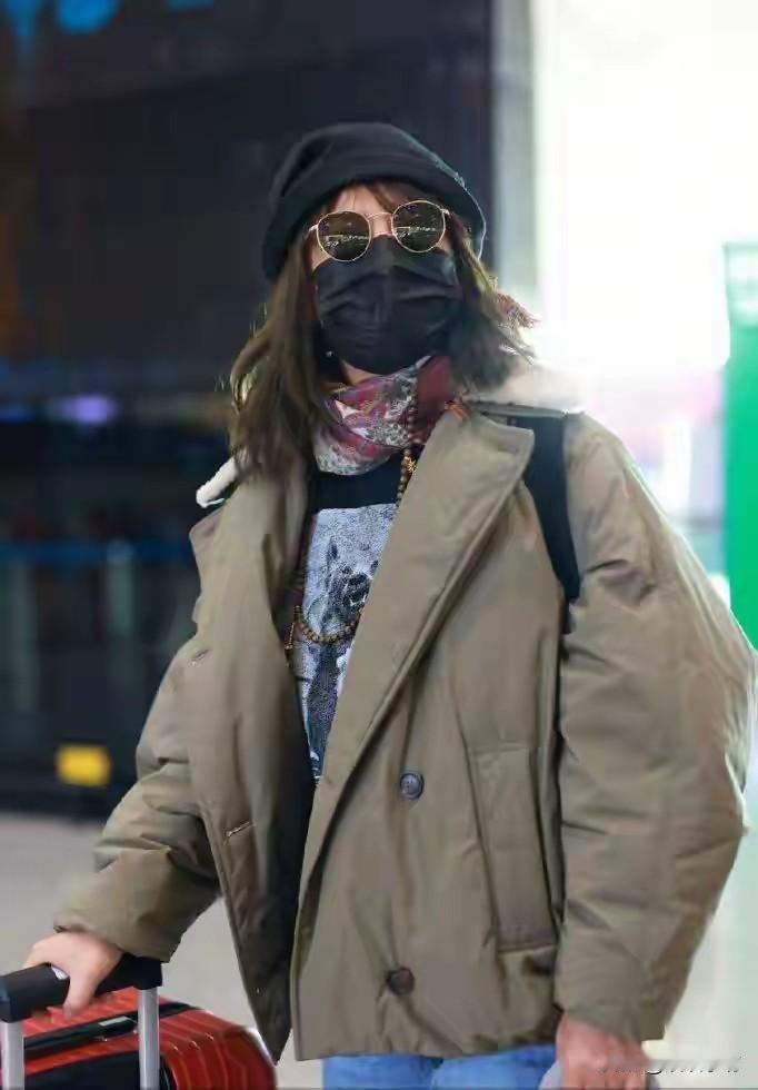 赵薇现在过得挺惨的，之前因资本操作和不当行为被封杀了，现在全网找不到她的消息。