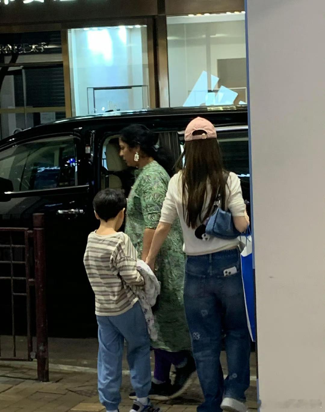 #香港偶遇Angelababy小海绵#香港偶遇Angelababy和儿子，又是羡
