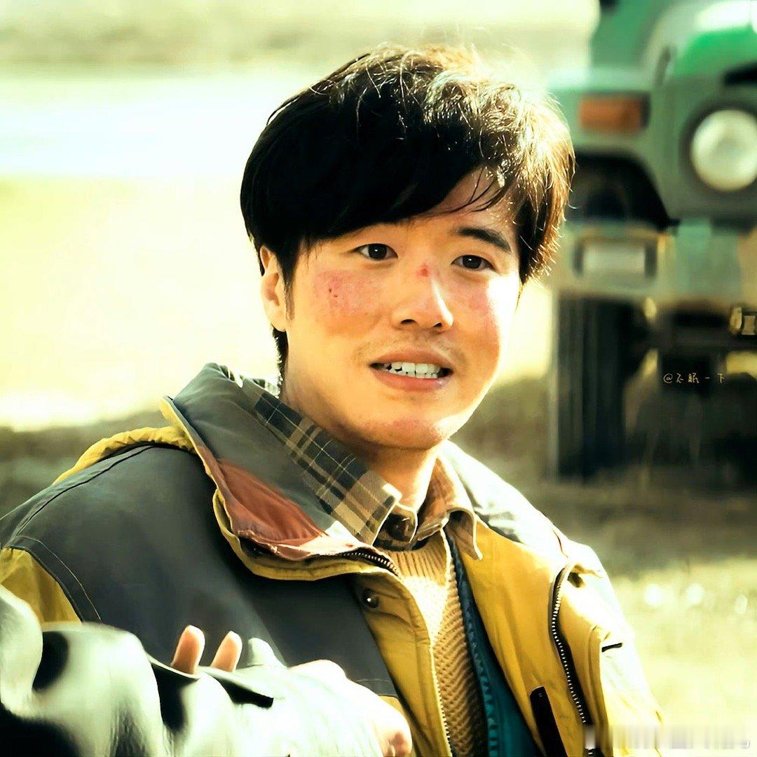 张哲华演技 满载的生命力 在《生命树》沉重孤勇的反盗猎叙事中，张哲华饰演的邵云飞