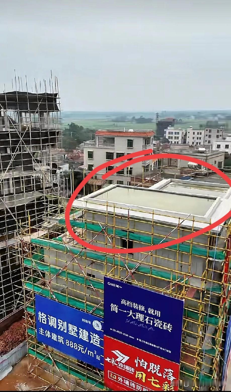 不懂就问，全红婵别墅楼顶这是游泳池吗？[呲牙]

全红婵修这个房子，最大的赢家不