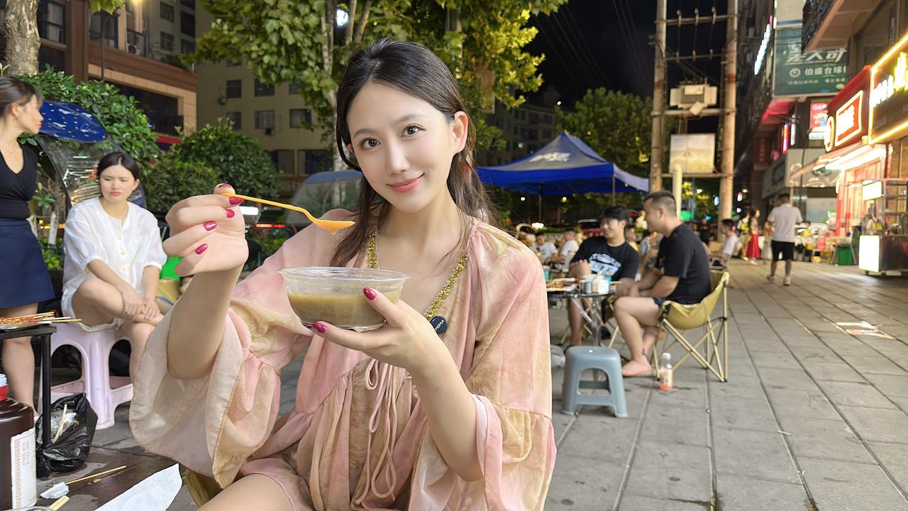 晚饭抽空出来喝点小酒，欣赏一下茅台镇的夜景[心]
但是不能多喝，一会还要回酒厂[