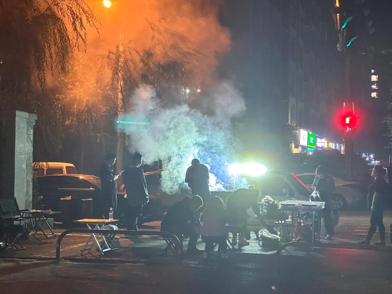 城市，生活，一把串儿，一身肉。