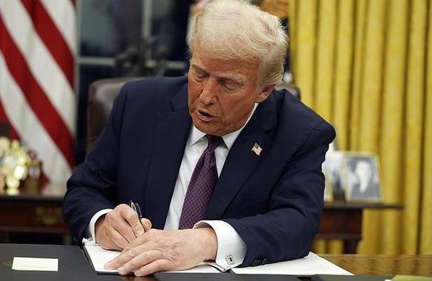 虽然特朗普在白宫一挥手签下临时拨款法案，现场掌声雷动，但美国的普通老百姓却半点开