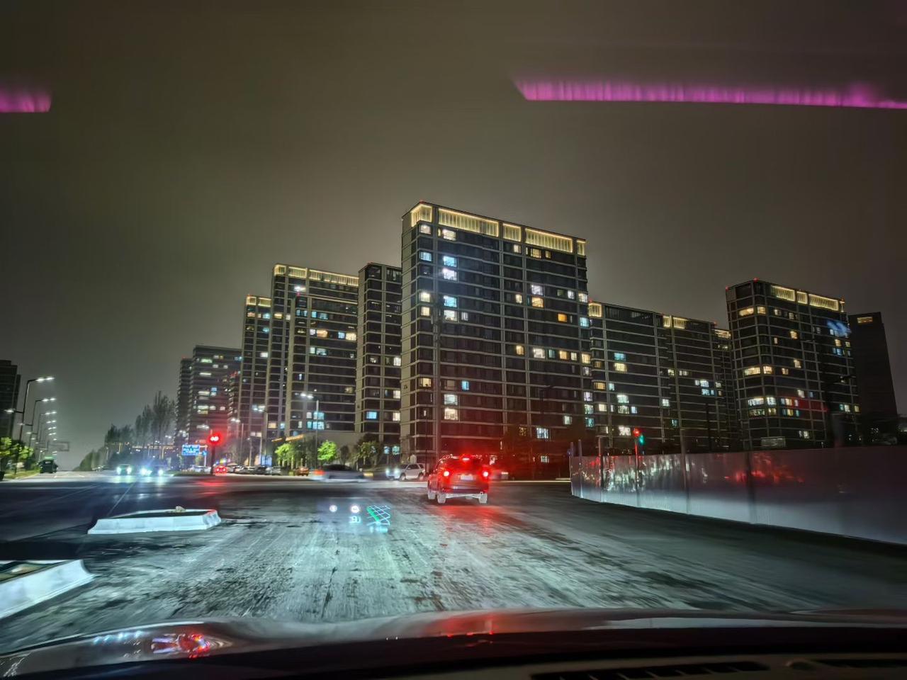 没想到，高新三期的入住率竟已如此之高。周末路过，目睹那万家灯火的景象时，我着实吃