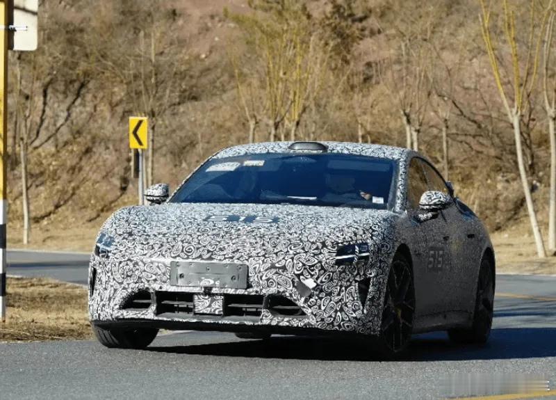 据媒体报道称，新款小米SU7将于明年二季度上市，提供多处升级，售价较现款车型上涨