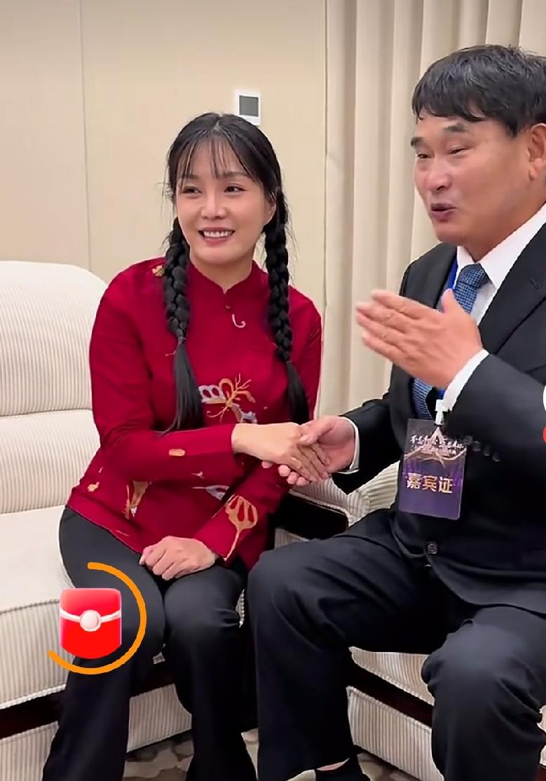大衣哥穿着打扮不是从前了。整个人儿变了样:有精神了，有气质了，说起话来滔滔不绝。