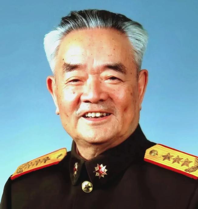 是唐山抗震救灾军方总指挥，曾任成都军区政委，1988年被授予上将军衔，是最后一位