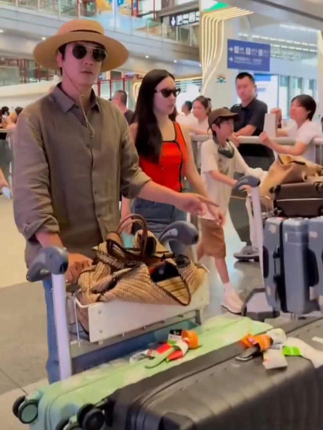 杜江霍思燕一家四口同框刚知道他们有女儿啊！看画面一家四口超温馨，嗯哼都长这么大了