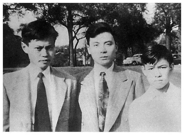 杨振宁逝世我不记得是小学 还是初中了第一次从课本上学到杨振宁的时候配的就是这个图