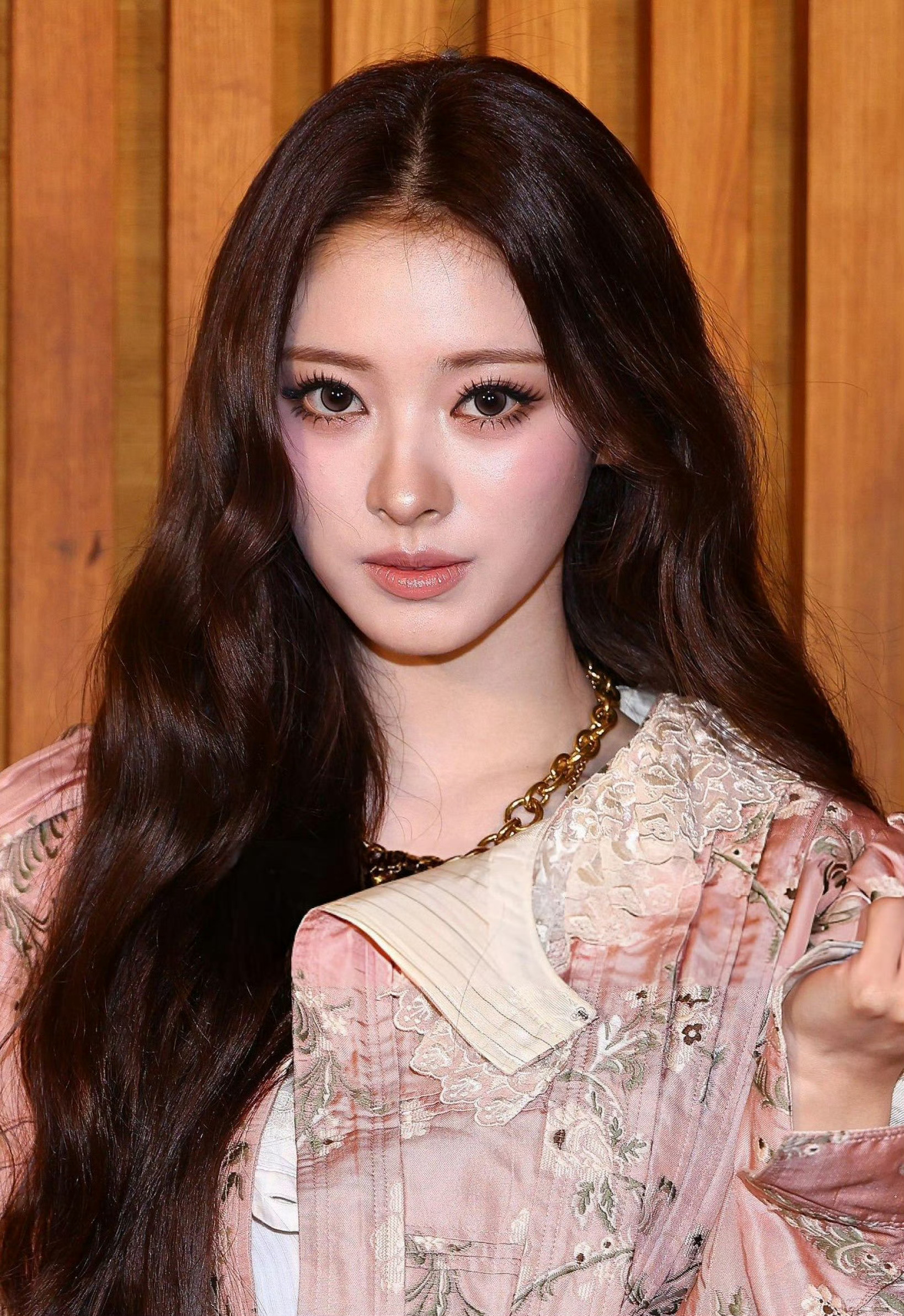 宁艺卓 fans 是不是最近都跑去粉 anna 了？ ​​​