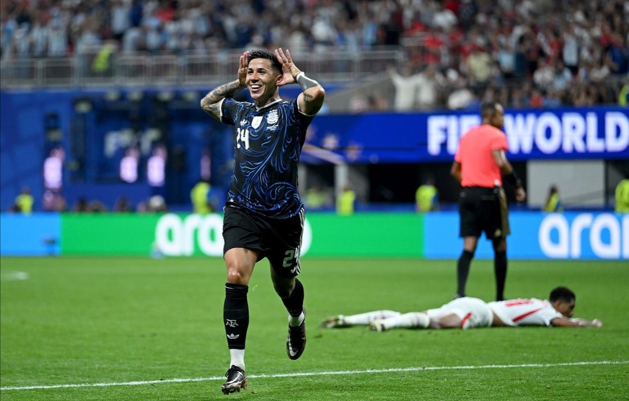 阿根廷2-1逆转英格兰挺进决赛
     7月16日凌晨3点，美国亚特兰大体育场