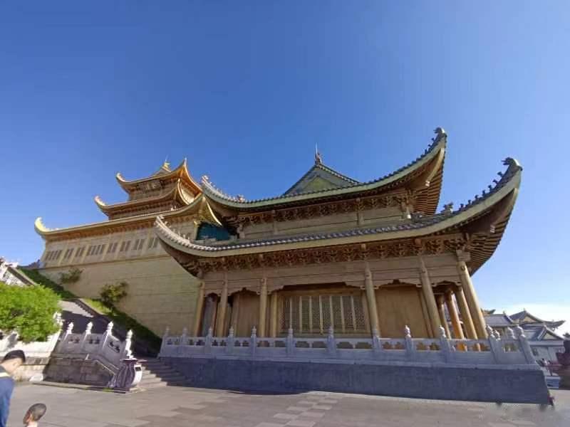 一个完全能改变你坏情绪的人，是值得你去学习的。如果一个能左右你情绪的人，他可以使