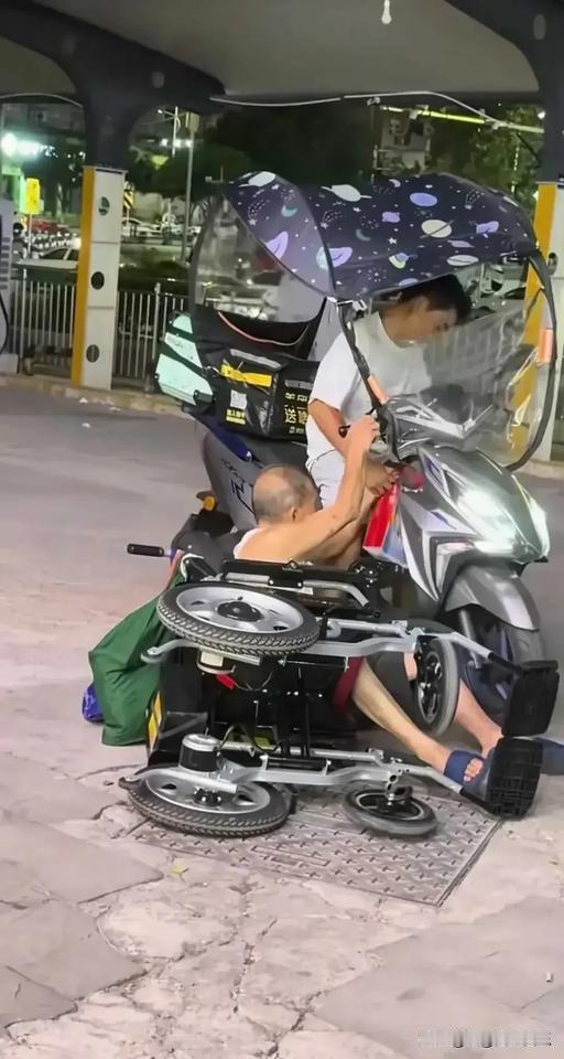外卖小哥含泪自述：被讹20分钟，超时罚款谁承担？

近日，一外卖小哥真是倒了八辈