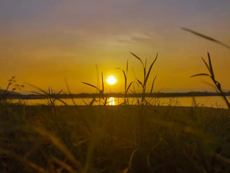 无论昨天如何，今天都是全新的开始；愿你带着勇气和温柔，接纳所有不完美，也拥抱每一