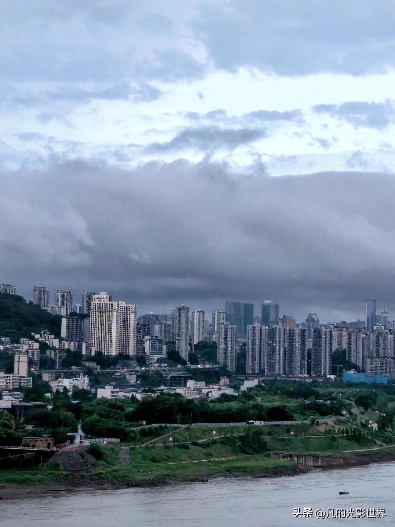 5月22日，重庆雨过天晴，那天空简直绝了！云卷云舒的模样，就像一幅动态的水墨画。