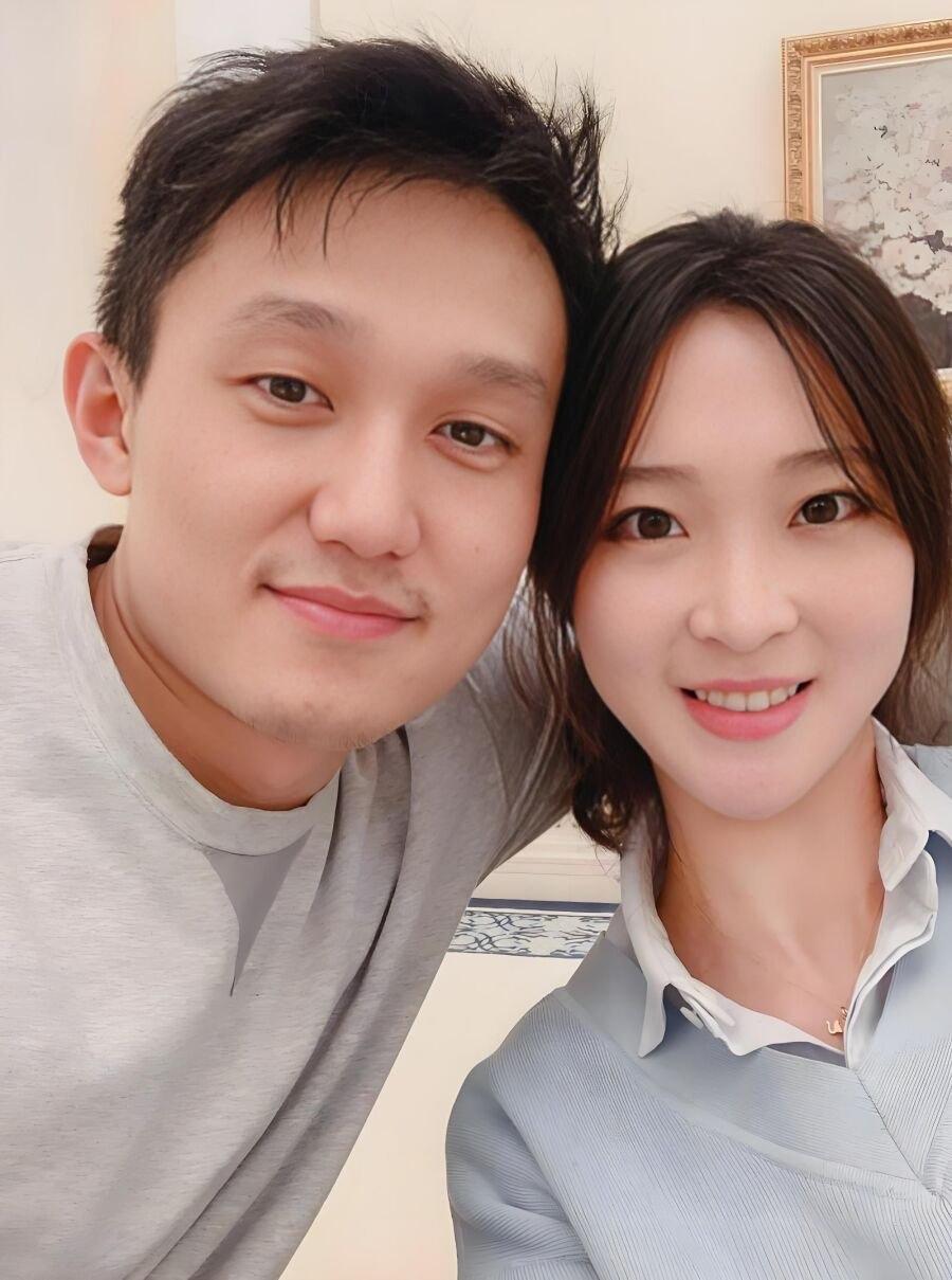 老公：老婆，今天带你去吃那家新开的淮扬菜，庆祝咱们结婚纪念日。

惠若琪：纪念日