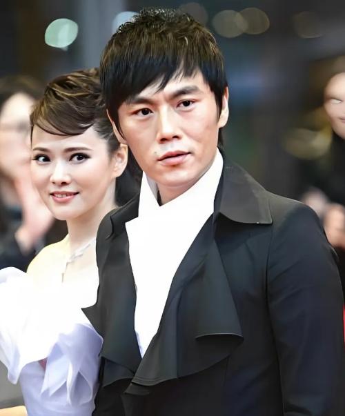 2008年，张宇提醒好朋友庾澄庆，你老婆伊能静，最近有点诡异，你可要当心。庾澄庆