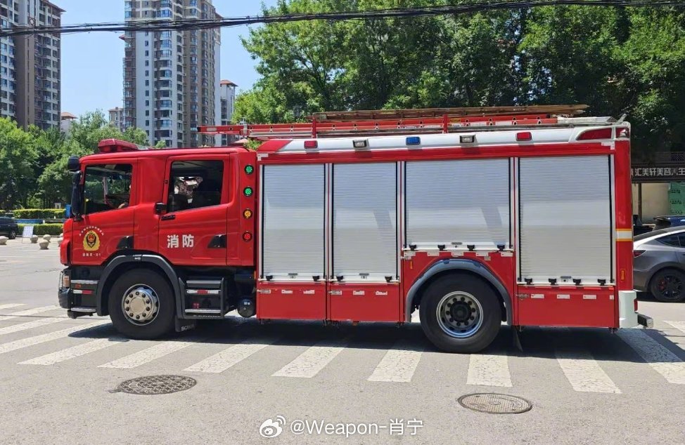兵器影像 小区临时停水，物业请求消防队支援了一部消防车运水救急。 