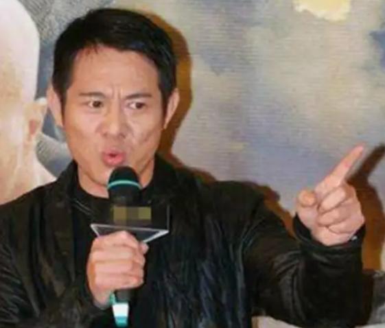 1994年深秋，李连杰带着电影《精武英雄》到日本宣传。电影里，陈真面对日本武士的