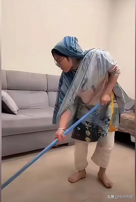 女子找到了真爱，嫁到了巴基斯坦，这一天从早到晚，撂下耙子就是扫帚，家里家外的活真