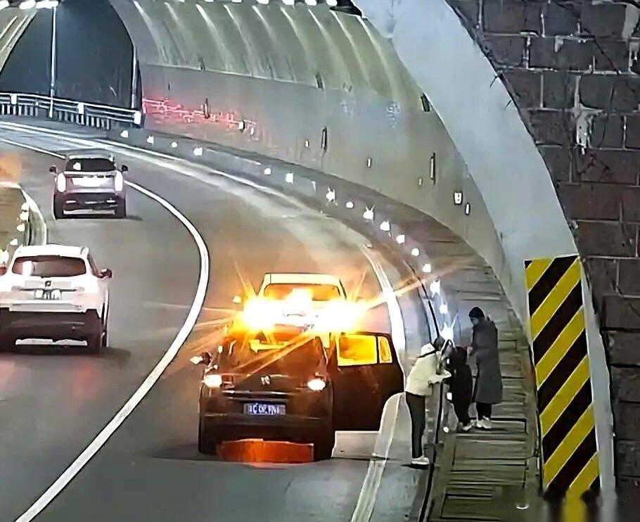 凌晨三点二十八分，杭长高速隧道内，一辆小车刚刚熄火停住，刺耳的电话铃声就响了起来