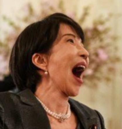 日本网民愤怒了！ 有日本网民这样说，“我们日本的首相竟然在外交场合，张开大嘴、露