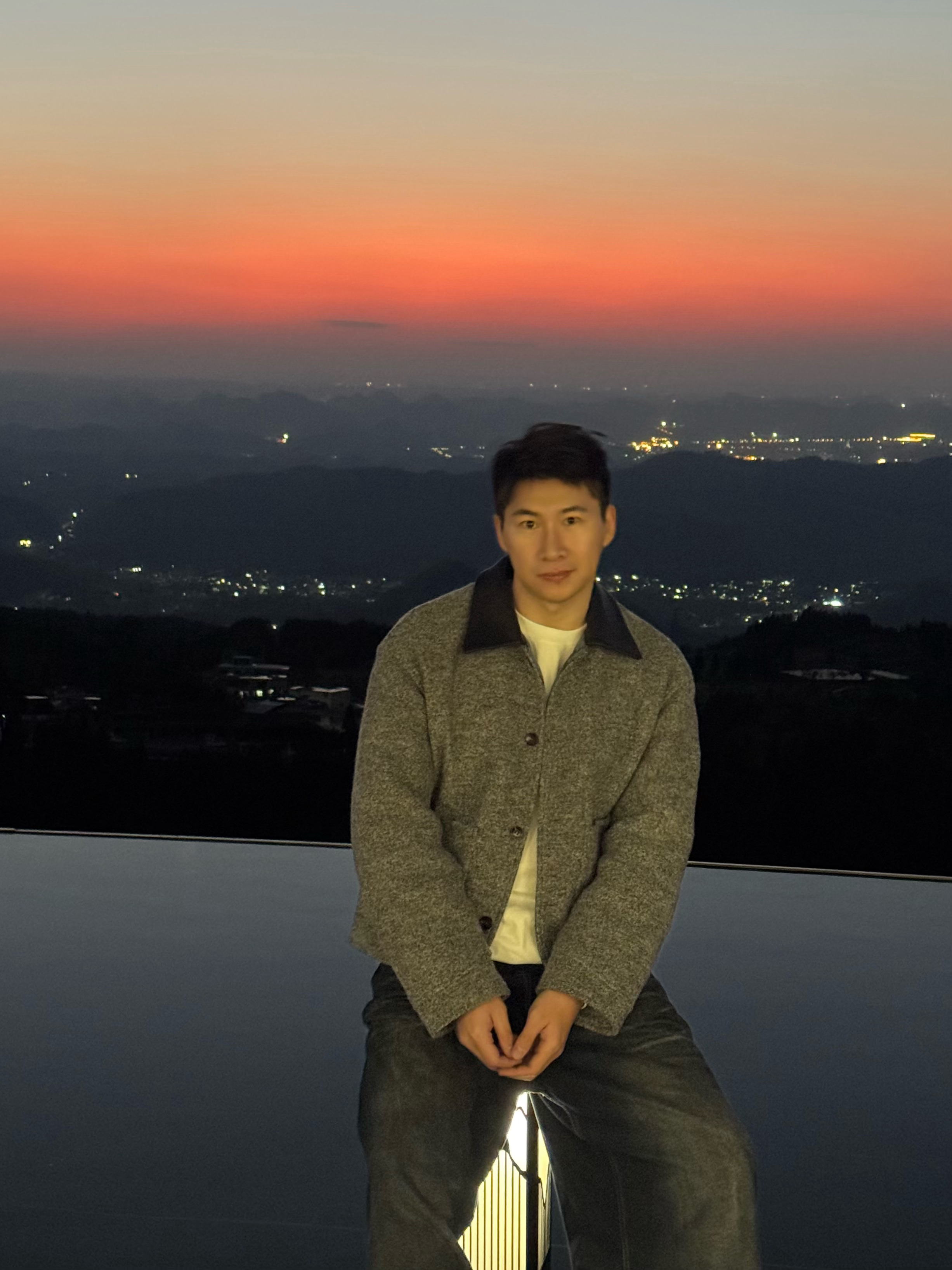 今天住山里，晚霞超美 天空从橘红变成粉紫，随手拍都是大片，拍完再来顿贵州火锅，山