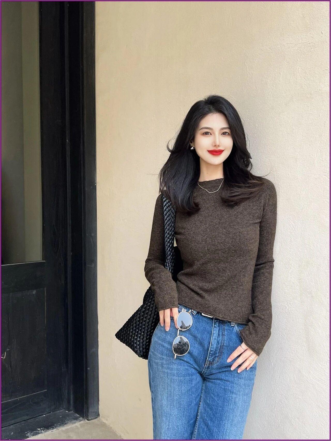 女生怎么穿搭会看上去很优雅休闲的长袖衬衫，搭配宽松的牛仔裤，显得非常有优雅气质。