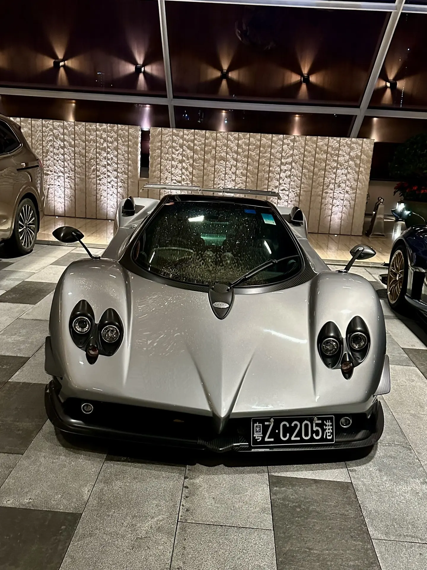 帕加尼zonda f.静静的欣赏眼前的这件艺术品，银色的外观配上cin...