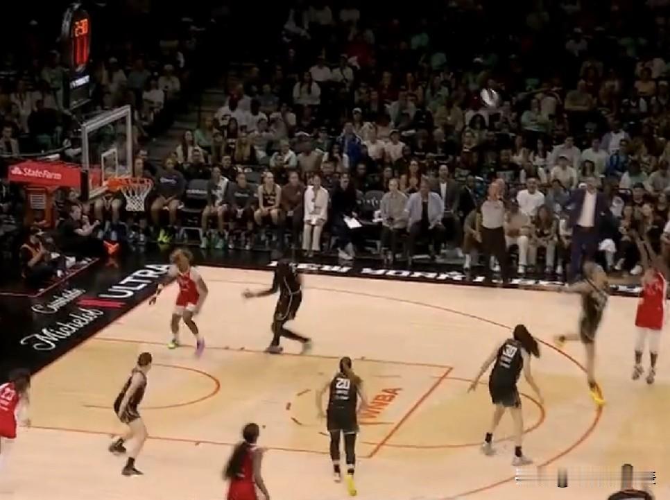 WNBA总裁杯决赛实时战况，韩旭罕见上半场被弃用，自由人半场领先王牌14分！北京