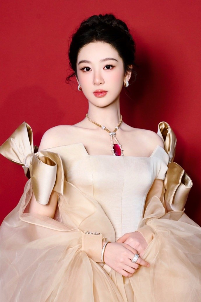 杨紫玉兰花开君再来 💜杨紫董竹君 树叶遇到风会随之舞动  我遇到你会忍不住心动