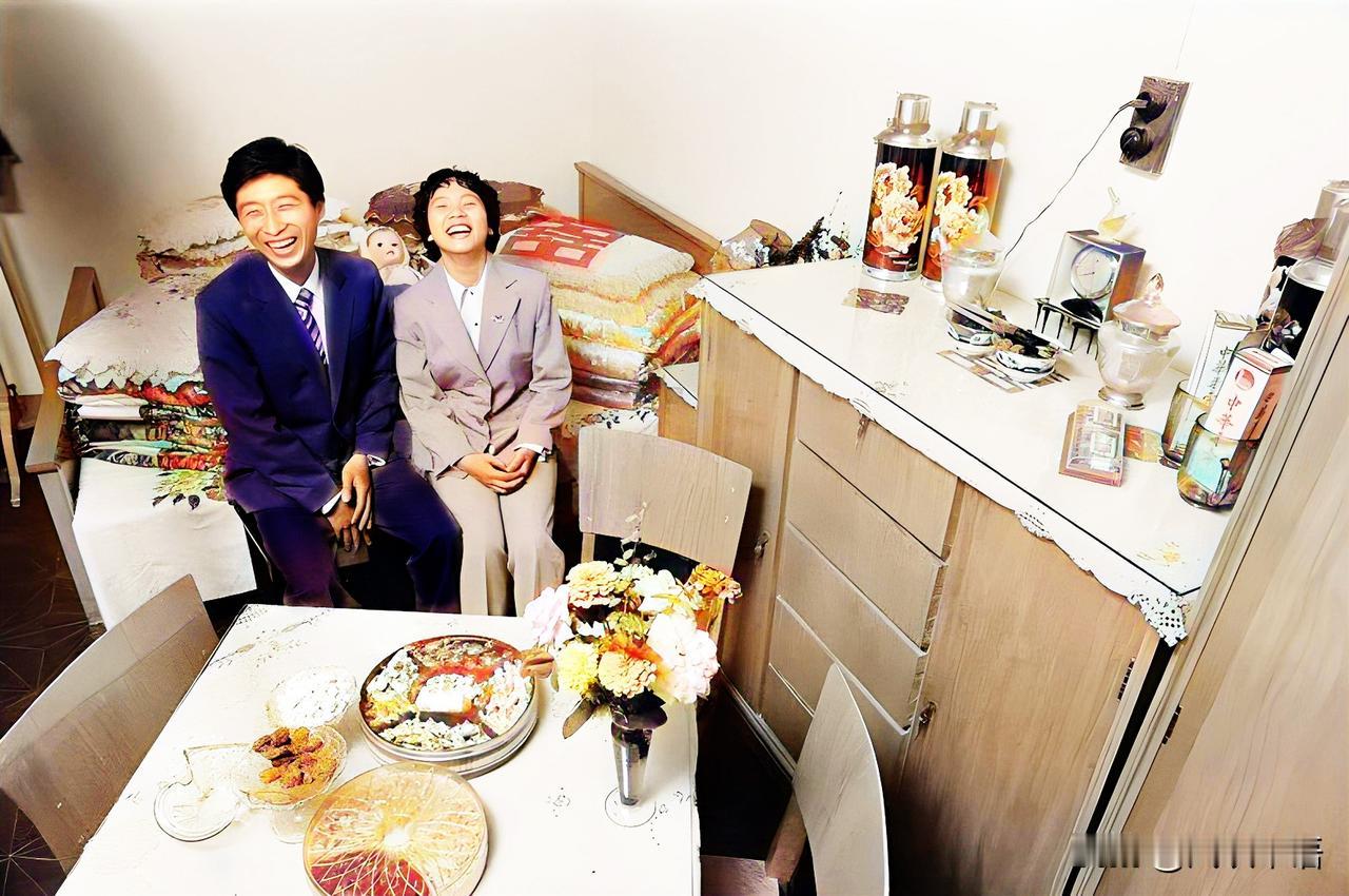 1984年，苏州的一对新婚夫妇。

新房粉刷一新，屋内没有高档电器，电灯开关和插