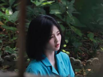 白鹿黑风衣御姐破碎感的神黑风衣与低盘发的组合适配度满分，白鹿褪去稚气尽显成熟韵味