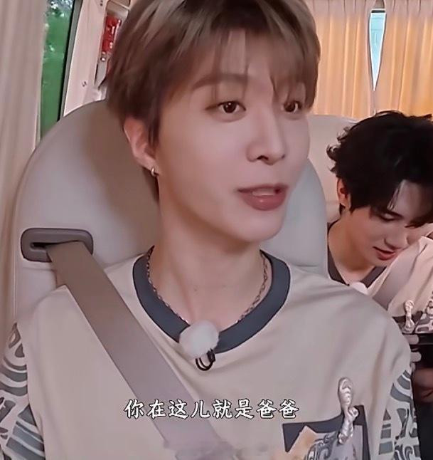 李晨成跑男保护动物了我就说嘛，晨哥怎么可能被欺负。你看现在，全团上下把他当宝贝一