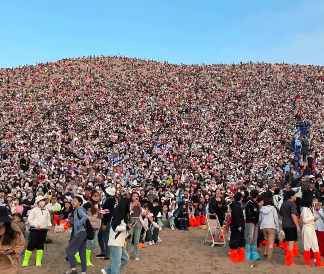 国庆到处旅游景点都是人山人海，有人说想去旅游要趁早，不然以后游客越来越多。
  