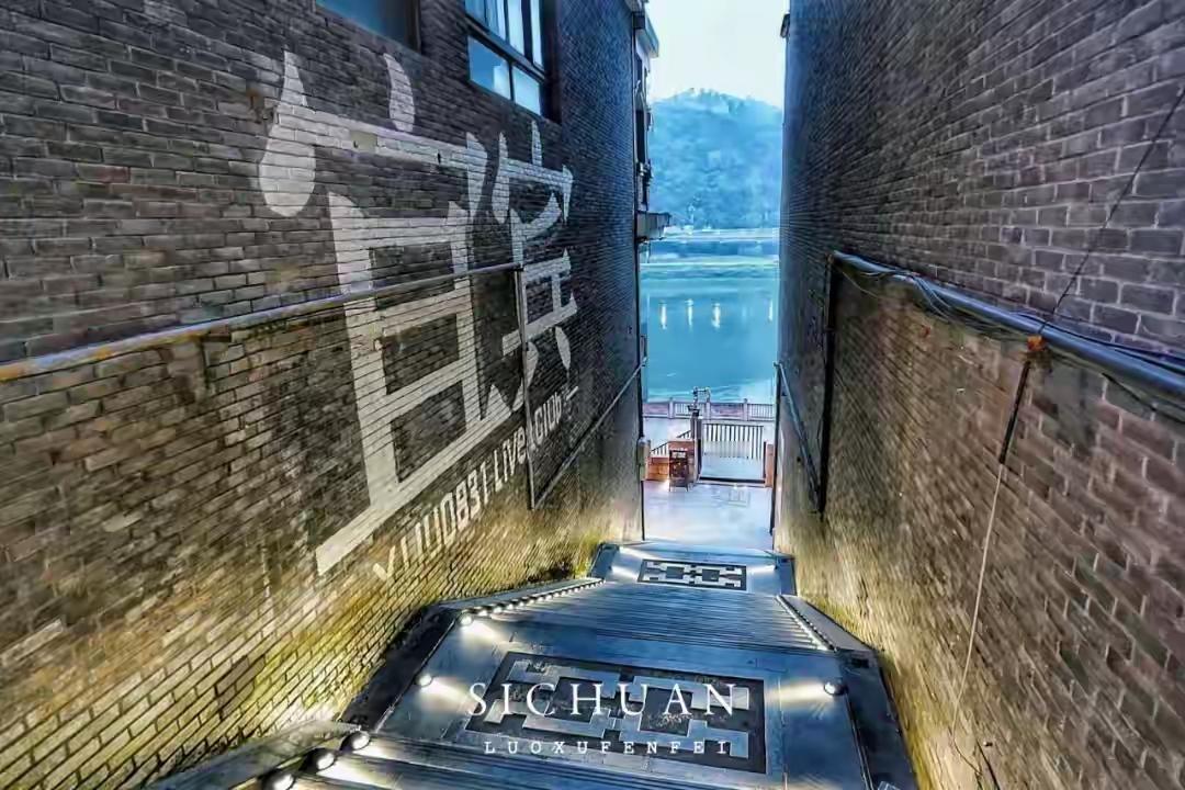 看完春晚宜宾那个分会场，我心里就一直痒痒的。

那个合江楼亮起来的时候，我就在想