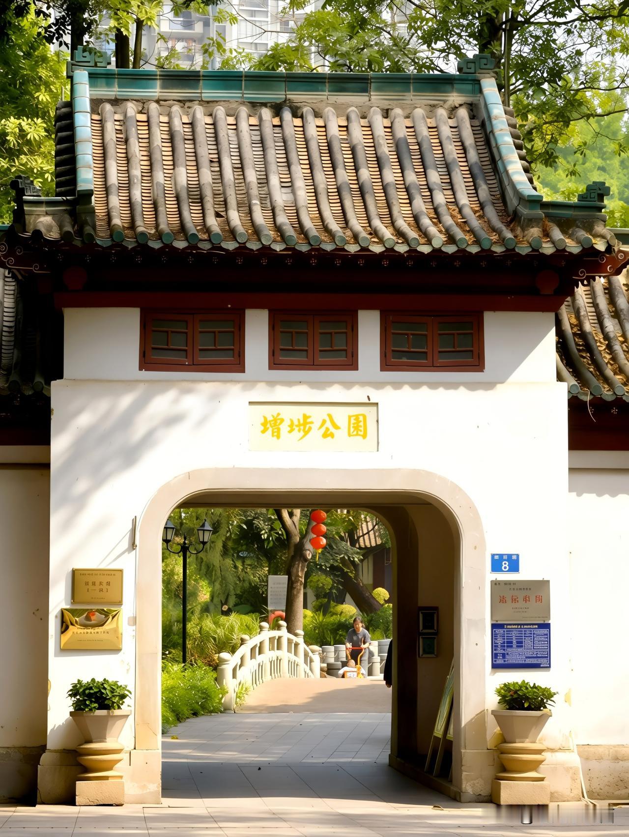 增埗公园晨游记
    清晨的增埗公园，白墙黛瓦的古建筑在晨光里晕开温柔光影，红