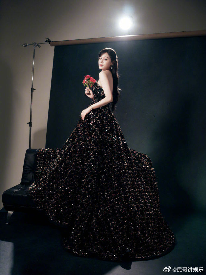 叶一茜裙子好闪叶一茜上浪姐美得好陌生 叶一茜的浪姐造型太迷人了！复古抹胸裙闪烁着