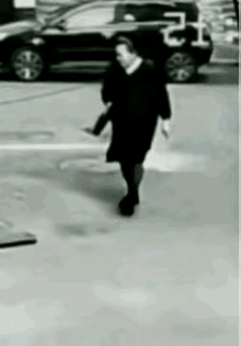 对不起！
我实在没忍住，笑的我肚子疼，

这位时尚大妈的举动是好的，
但她，用手