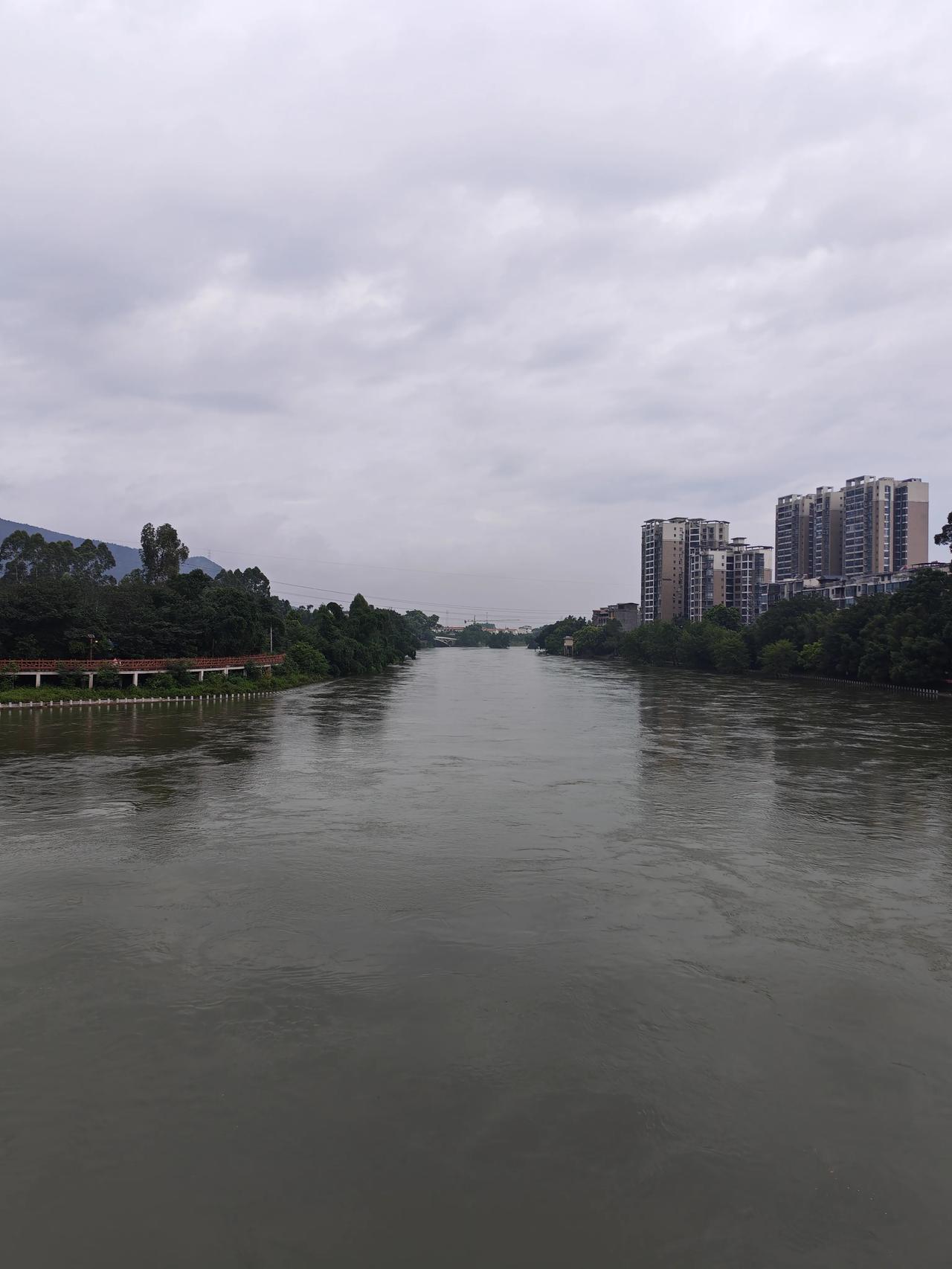 甘棠江之美
 
一江碧水缓缓流淌，舒展着独属于河畔的温柔。雨后的江面泛着层层细碎