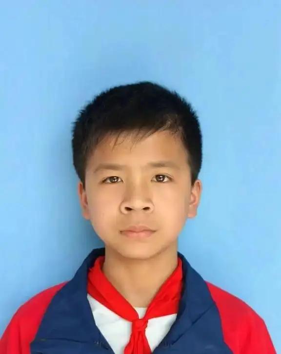 李奇健自幼被养父从福利院收养，11岁入学时，因智力残疾、语言障碍和视力低下，连吃