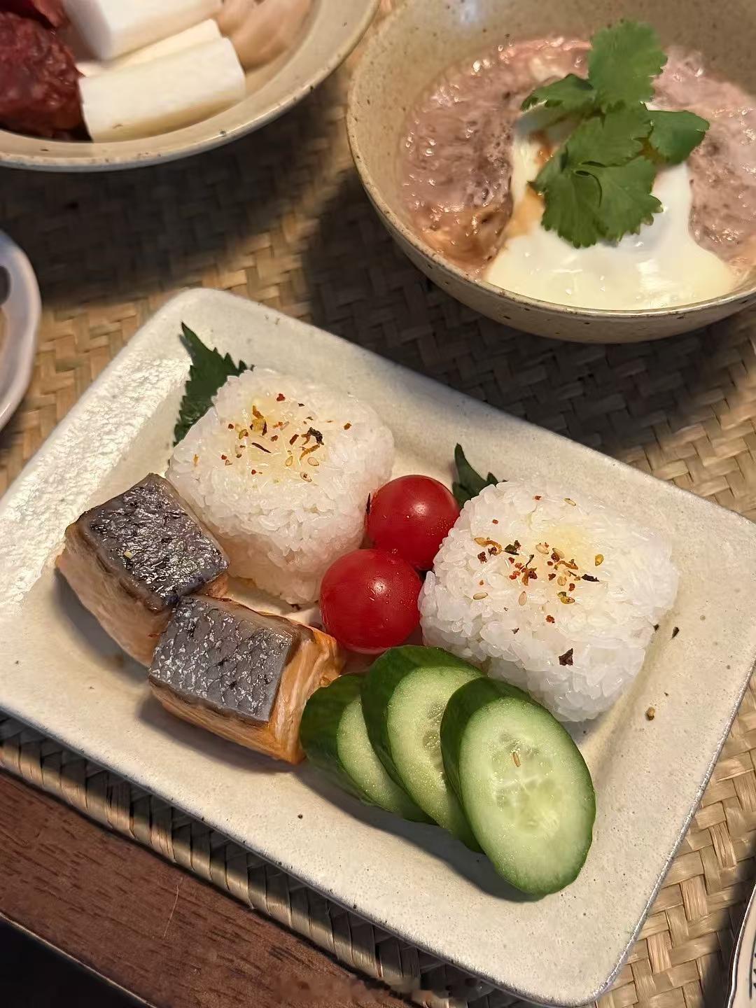 这段时间整个人像泄了气的皮球，早上闹钟响的时候感觉身体被钉在床上，怎么都起不来。