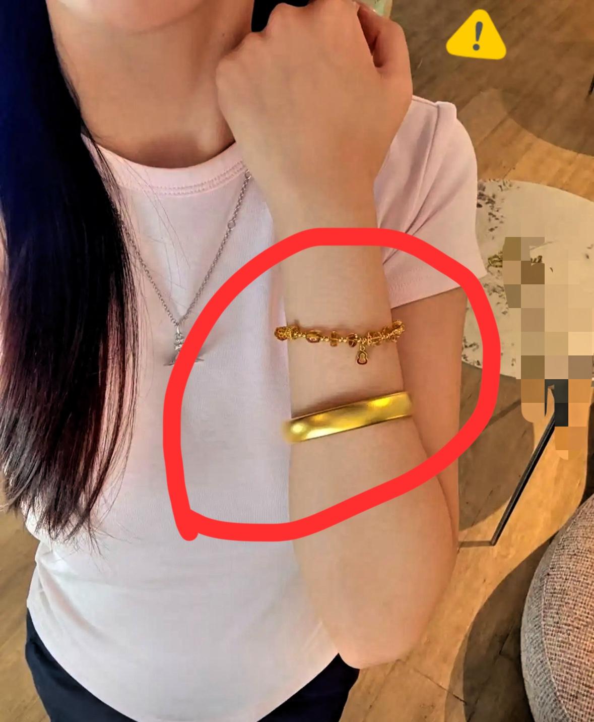 现在的金店
估计都快愁哭了，
不是价格太贵没人买，年轻人买黄金的套路彻底变了。
