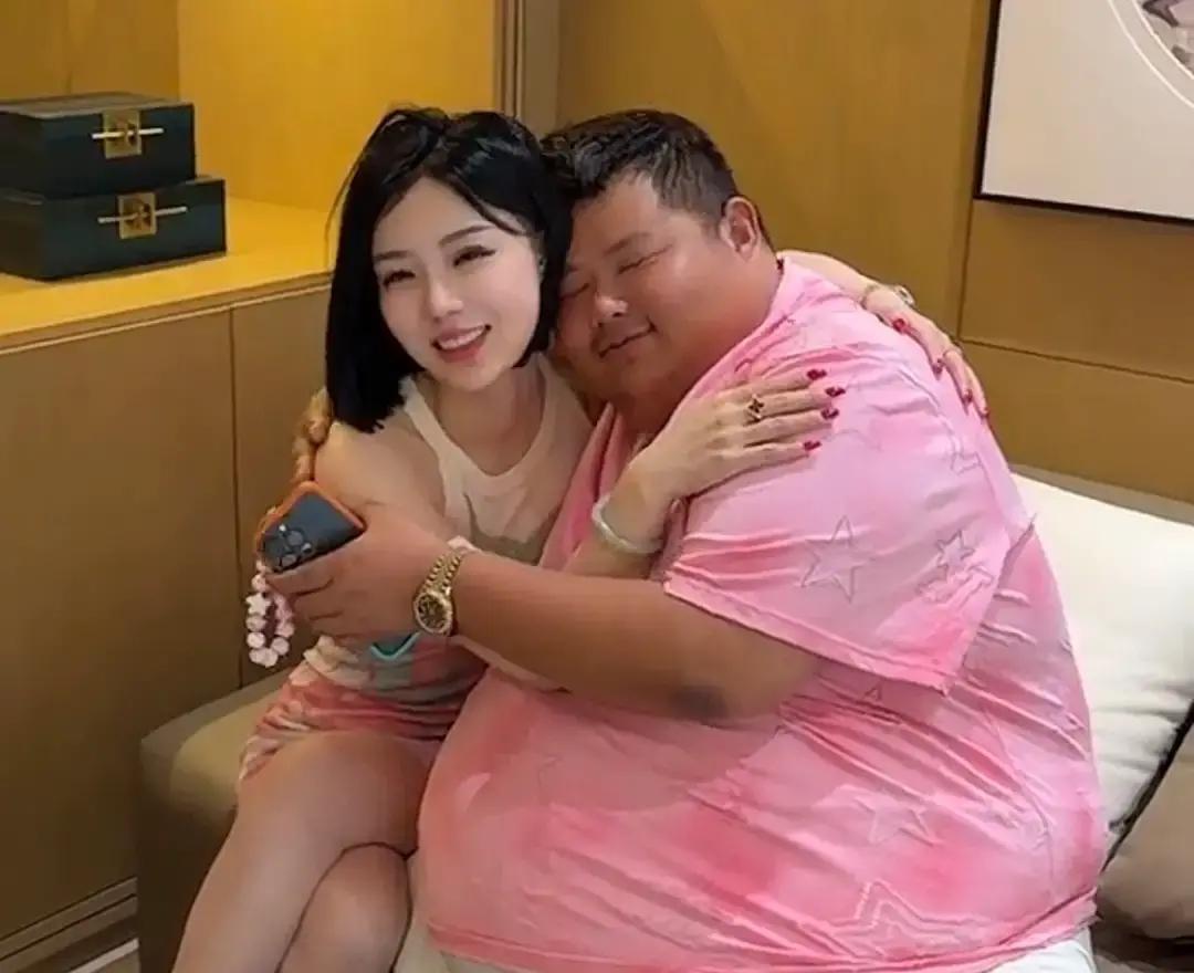 良子胳膊肘和膝盖上的那道皮肤，又黑又糙，全是褶子。这是血糖长期爆表的结果。他没去