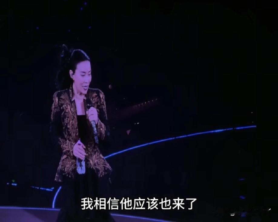 “梁博，你来了吗？你在哪里？藏起来啦？”那英演唱会隔空点名梁博，摄影机扫遍全场没