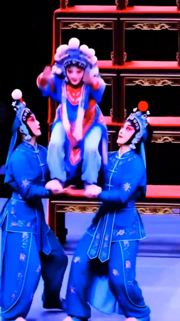 难道这就是戏曲杂技吗？还是亲眼感受一下吧。神奇的椅子功，高难度戏曲杂技。上高小能