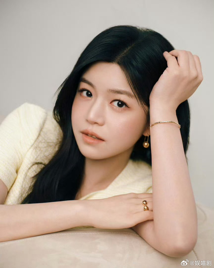 陈妍希葛优躺白天装大人装够了，晚上就要像陈妍希那样毫无形象地瘫着。 