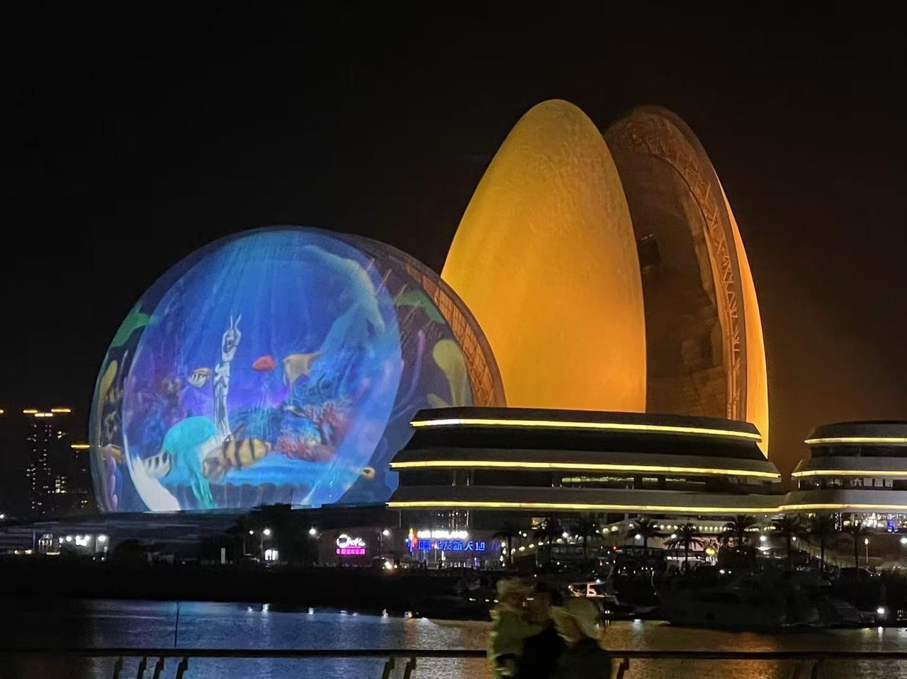 七律·再游日月贝
琼楼历历野狸殊，
日月连辉入画图。
碧海抟云结皓贝，
银轮濯浪